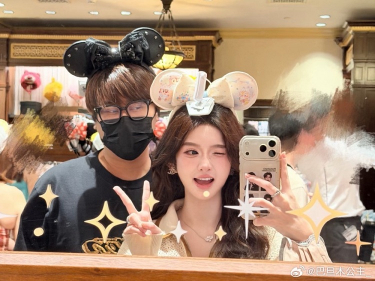 前职业选手卢本伟妻子微博晒照:迪士尼九宫格来也