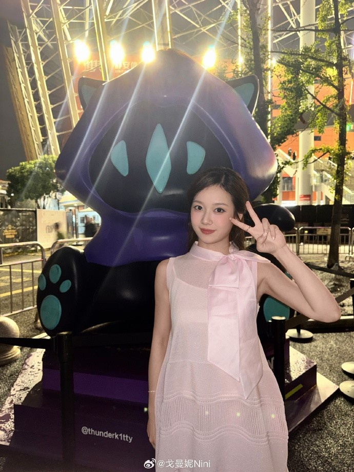 无畏契约主持人曼妮分享照片:和幽影猫猫一年前也拍过合影!