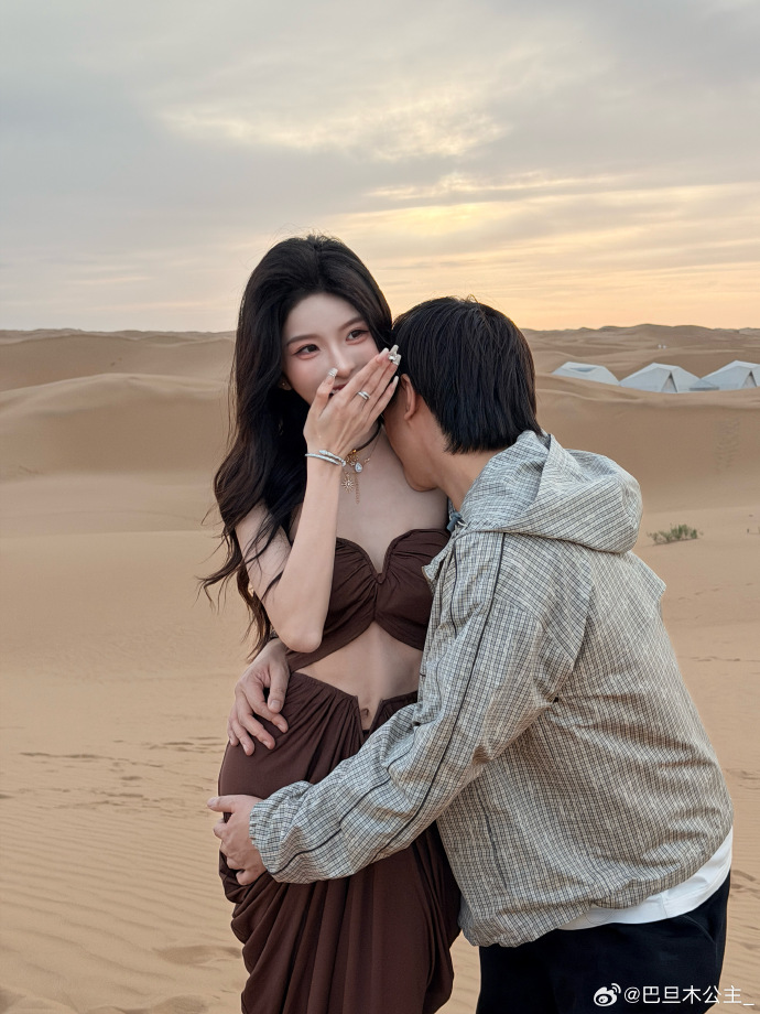 甜蜜相拥!卢本伟妻子分享与其合照:好喜欢这两张
