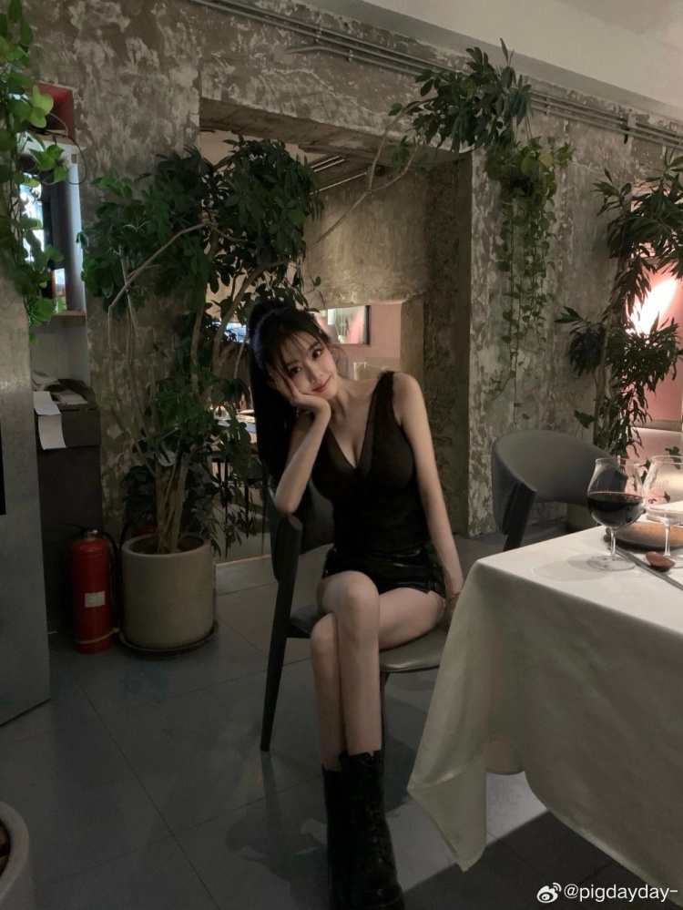 这身材简直了！KPL梓墨女友晒照：偶尔粗眼线🍷