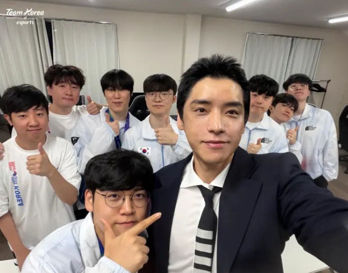 韩国亚运会国家队发布选手金牌自拍照:梦想成为现实的瞬间