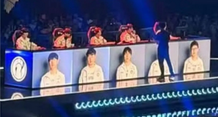 有趣的设计！S16现场会在选手阵亡时用红光点亮其席位