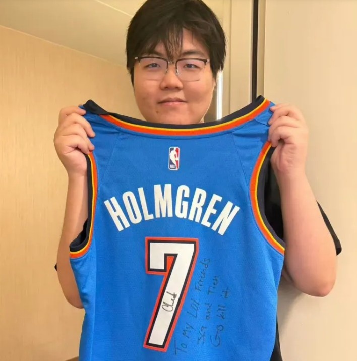 369社媒分享雷霆球星霍姆格伦亲签球衣:舒服
