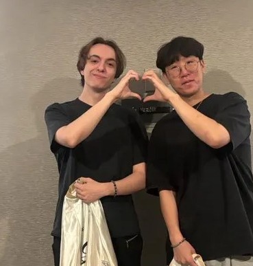 KC下路选手Caliste分享与Ruler交换队服照片:谁暗恋谁