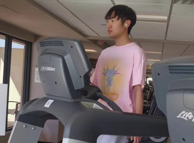 BLG分享前方选手视频,配文:健康生活之早起健身