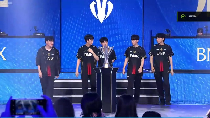 捧杯时刻：BFX五人来到中央捧起2026德玛西亚杯冠军奖杯